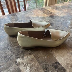 Gold loafer, size 8.5W, NEW!